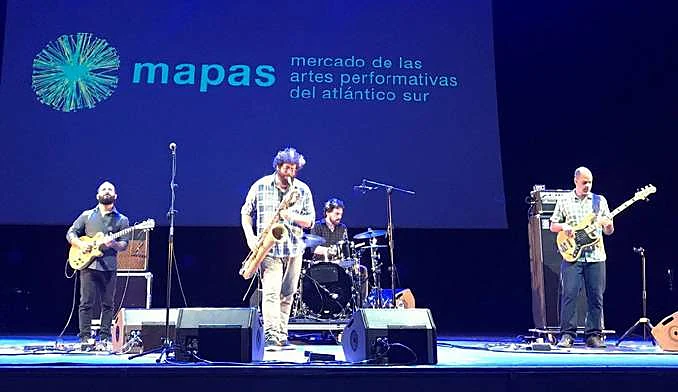 Rodrigo Balduino tocando baixo no MAPAS, Mercado de las Artes Performativas del Atlántico Sur, Tenerife