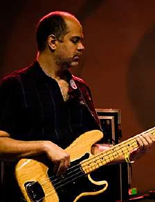 Retrato de Rodrigo Balduino tocando baixo