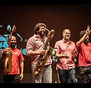 Músicos comemorando no palco do Sampa Jazz Fest